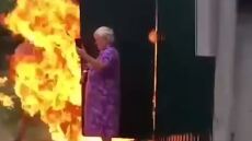 Ρωσία: Συνταξιούχος έβαλε φωτιά σε γείτονα και κάρφωσε καμάκι στον λαιμό γυναίκας για ένα χωράφι