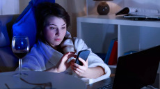 Πώς το ξενύχτι αυξάνει τον καρδιαγγειακό κίνδυνο – Τι δείχνει νέα μελέτη για τα «νυχτοπούλια»
