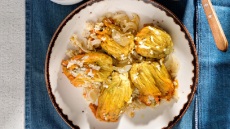 Κολοκυθοανθοί γεμιστοί με ρύζι και σάλτσα γιαουρτιού – άνηθου