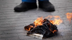 Ένοχος για έγκλημα μίσους στη Σουηδία άνδρας που έκαψε το Κοράνι