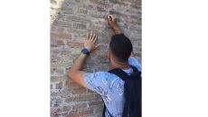 Ιταλία: Ταυτοποιήθηκε ο τουρίστας που χάραξε με κλειδιά ονόματα στο Κολοσσαίο