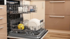 Πλυντήριο πιάτων: γιατί να το λειτουργούμε (σχεδόν) πάντα μισογεμάτο