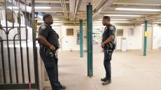 Subway surfing: Η επικίνδυνη μόδα στο μετρό αφήνει πίσω της νεκρούς