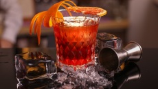 Aperol Negroni: Η καλοκαιρινή παραλλαγή του κλασικού κοκτέιλ που θέλετε να δοκιμάσετε
