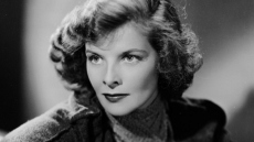 Κάθριν Χέμπορν: Η αντισυμβατική του Χόλιγουντ - «Η άτεκνη, η ανύπαντρη που φορούσε παντελόνια»