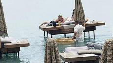 Ρόδος: Πρώην μισθωτής του κυλικείου της Βουλής ο ιδιοκτήτης του beach bar με τον σερβιτόρο στη θάλασσα