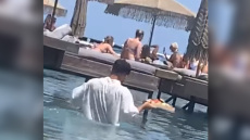 Ρόδος: «Δεν με ενοχλεί αυτός ο τρόπος σερβιρίσματος» λέει ο νεαρός που παρέδωσε παραγγελία κολυμπώντας