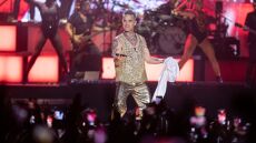 Ρόμπι Γουίλιαμς: Η ατάκα που δίχασε στη συναυλία του στη Μαλακάσα - Αποκάλεσε τους Έλληνες «κλέφτες» 