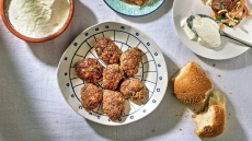 Μπιφτεκάκια μοσχαρίσια με κρεμμυδοσαλάτα και πρόβειο γιαούρτι