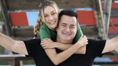 Ατζούν Ιλιτζαλί: Επίσκεψη στη Μύκονο και γενέθλια για την καλλονή σύντροφο του Mr. Survivor