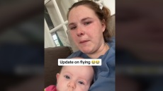 Kαναδάς: Αεροπορική εταιρεία απαγόρευσε σε νεαρή μητέρα να ταξιδέψει μόνη με τα δίδυμα μωρά της