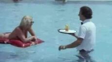 Viral σκηνή από ταινία του 1984 με τον Νίκο Παπαναστασίου μετά τον «κολυμβητή» σερβιτόρο στη Ρόδο
