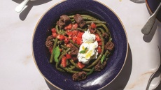 Σαλάτα με αμπελοφάσουλα, ντομάτα, παξιμάδια χαρουπιού και τσαλαφούτι