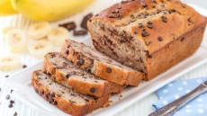 Eύκολο κέικ μπανάνα με φιστικοβούτυρο και σοκολάτα