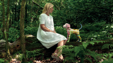 Ποια είναι η Σουηδέζα εικαστικός που δημιουργεί γλυπτά σκυλάκια