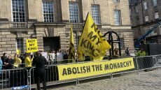 Σκωτία: Με διαδηλώσεις και συλλήψεις αντιμοναρχικών η στέψη του βασιλιά Καρόλου