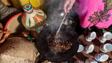 Έτσι καβουρδίζουν τον καφέ στην Αιθιοπία