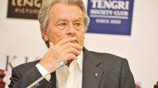 Γαλλία - Αλέν Ντελόν: Ήταν έρμαιο της κυρίας που τον φρόντιζε επί τέσσερα χρόνια, καταγγέλλουν τα παιδιά του