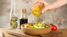 Φτιάχνουμε εύκολα και θρεπτικά dressing για τις σαλάτες μας