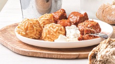 Γιουβέτσι με κριθαροκεφτέδες και κεφαλογραβιέρα