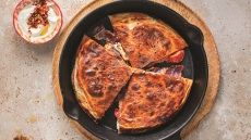 Παστουρμαδόπιτα με ζύμη γιαουρτιού και ψητά ντοματίνια