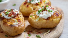 Συνταγή του μισάωρου: ψητές γεμιστές πατάτες στη φριτέζα αέρος
