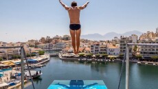 Agios Nikolaos Cliff Diving: Αρχίζει η γιορτή των καταδύσεων στη λίμνη Βουλισμένη