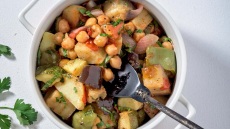 Κοκκινιστό τουρλού με ρεβίθια