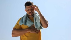 Καύσωνας: Τι θα πρέπει να προσέχουν οι καρδιοπαθείς, σύμφωνα με τον ειδικό