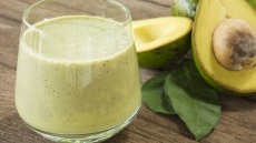 Δροσερό smoothie αβοκάντο-μπανάνα