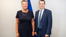 Συνάντηση Καιρίδη - Γιόχανσον: Καθοριστική η υποστήριξη της Ελλάδας για την ολοκλήρωση του συμφώνου μετανάστευσης