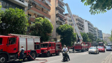 Φωτιά σε διαμέρισμα στη Θεσσαλονίκη: Απεγκλωβίστηκε άτομο από μπαλκόνι με γερανοφόρο όχημα - Βίντεο