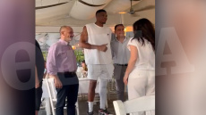 Γιάννης Αντετοκούνμπο: Για φαγητό με την οικογένειά του σε γνωστή ψαροταβέρνα - Δείτε βίντεο