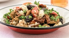 Χωριάτικη με ντάκο, λιαστές ντομάτες και κολοκύθια