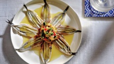 Γαύρος μαρινάτος με μελιτζανοσαλάτα