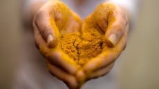 Όλοι οι τρόποι να χρησιμοποιήσετε τον κουρκουμά στο πιάτο και στο ποτήρι σας
