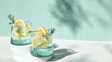 Ετοιμάζουμε πανεύκολα και δροσερά κοκτέιλ με τρία μόνο υλικά!