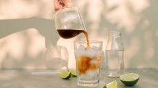 Τι γίνεται εκεί έξω; Ζέστη, espresso tonic και νησιώτικες εξορμήσεις