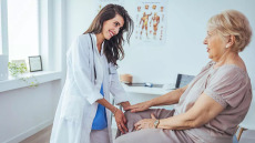 Οστεοαρθρίτιδα: Πότε χρειάζεται επέμβαση και άλλα 5 ερωτήματα για τη νόσο