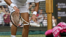 Wimbledon: Πρόστιμο ρεκόρ στον Τζόκοβιτς που έσπασε τη ρακέτα του στο φιλέ