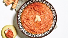 Πάστα ψητής πιπεριάς με ταχίνι και πετιμέζι