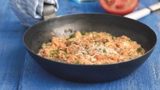 Καγιανάς ή στραπατσάδα: 7 συνταγές για το απόλυτο καλοκαιρινό πιάτο με αυγά