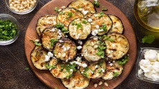 Μελιτζάνες ψητές με σκόρδο και μυρωδικά, έτοιμες σε 30′