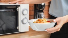 Φούρνος μικροκυμάτων: το λάθος που δεν πρέπει να κάνουμε όταν ζεσταίνουμε το φαγητό μας
