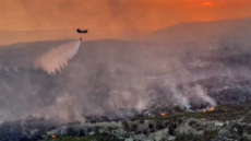 Φωτιά στο Λουτράκι: Βίντεο μέσα στο πιλοτήριο Σινούκ που επιχείρησε στο μέτωπο