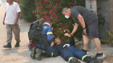 Νέα Πέραμος: Πυροσβέστης λιποθύμησε από εξάντληση - Δείτε βίντεο και φωτογραφίες