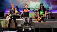 Guns N' Roses: Η πολυτάραχη ιστορία της θρυλικής μπάντας που καταφθάνει στην Αθήνα