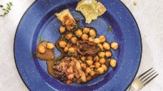 Κοκκινιστό χοιρινό με ρεβίθια και λιαστές ντομάτες στο πήλινο