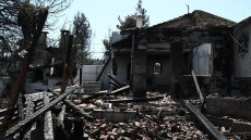 Σε ύφεση τα πύρινα μέτωπα - Εικόνες καταστροφής σε Λουτράκι και Δυτική Αττική