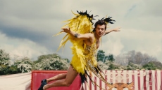 Χάρι Στάιλς: «Πετάει» πάνω από ένα τσίρκο για τις ανάγκες του νέου βίντεο κλιπ του